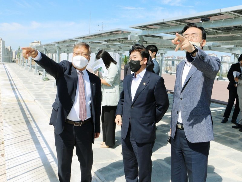 [나주=뉴시스] 22일 차상대 기획재정부 2차관(가운데)이 나주 한국에너지공대를 방문한 가운데 윤병태 나주시장(오른쪽 첫 번째)과 윤의준 총장이 현안 사업 추진 현장을 설명하고 있다. (사진=나주시 제공) 2022.09.22. photo@newsis.com