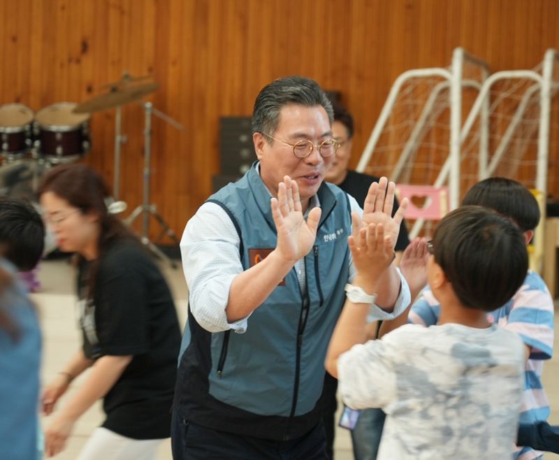 한국투자증권은 최근 전라북도 전주시 호성보육원에 ‘한국투자 꿈 도서관 3호’를 열었다. 정일문 한국투자증권 사장이 호성보육원 원아들과 함께 체육대회에 참여하고 있다.