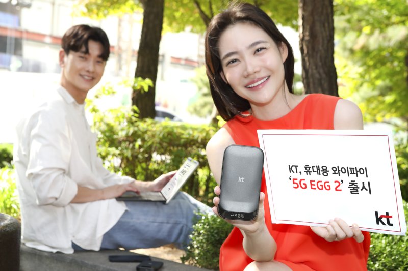 KT가 5G를 지원하는 휴대용 와이파이 '5G 에그2'를 출시한다고 22일 밝혔다. (KT 제공)