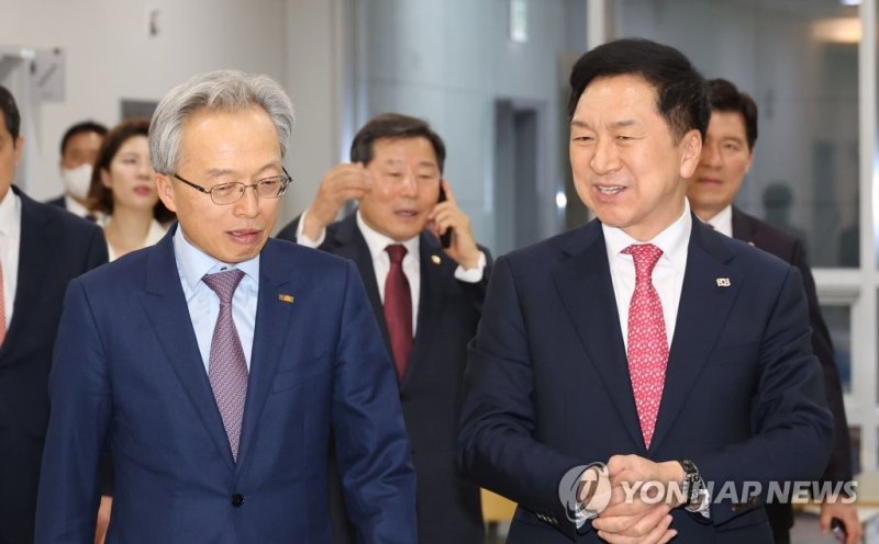 최진식 한국중견기업연합회 회장과 대화하는 김기현 대표 (서울=연합뉴스) 하사헌 기자 = 국민의힘 김기현 대표가 22일 오후 서울 마포구 상장회사회관에서 열린 한국중견기업연합회 주최 국민의힘 당대표 초청 중견기업계 간담회에 참석하며 최진식 한국중견기업연합회 회장과 대화하고 있다. 2023.5.22 toadboy@yna.co.kr (끝)