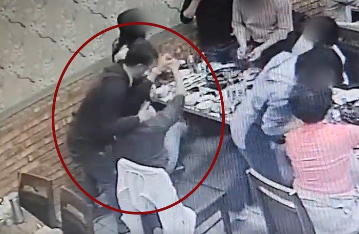 박성호 더불어민주당 부천시의원이 합동 의정연수 만찬장에서 최초은 국민의힘 시의원 뒤에서 팔로 감싸고 있다. / 뉴스1