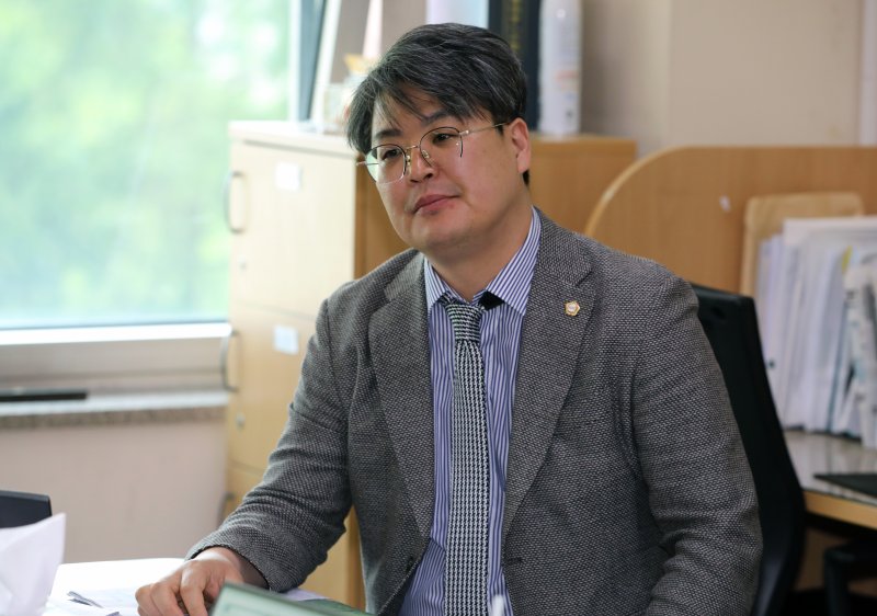 여성 의원 성추행 혐의를 받는 박성호 더불어민주당 부천시의원이 22일 부천시청 브리핑룸에서 기자들과 대화를나누고 있다. 2023.5.22/뉴스1 ⓒ News1 정진욱 기자