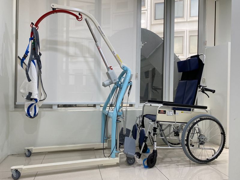 서울대병원이 이번 장애친화 산부인과 사업을 통해 준비한 이동식 전동리프트 및 특수 휠체어. 서울대병원 제공