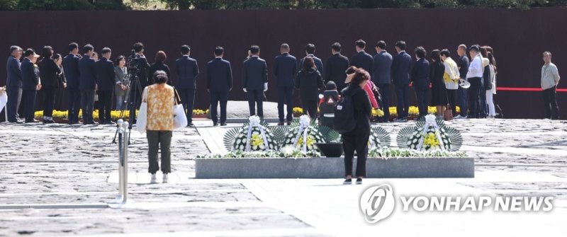 국민의힘도 노무현 추도식 참석 "반칙과 특권 없는 세상 만들겠다"..尹은 조화로 애도