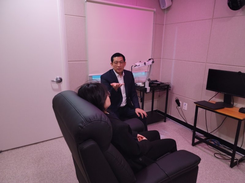 법최면 전문수사관 이일호 경위가 기자에게 법 최면을 시도하고 있다./뉴스1 ⓒ News1