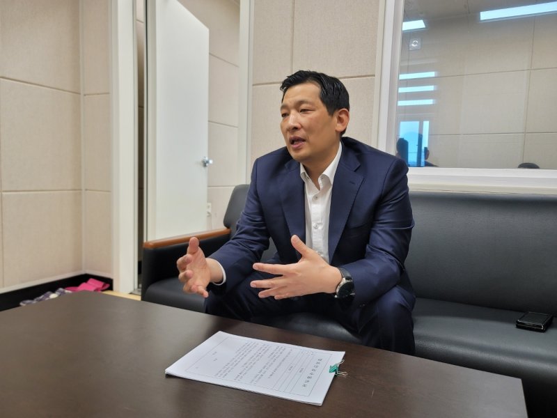 법최면 전문수사 이일호 경위가 인터뷰에 응하고 있다.