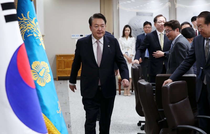 윤석열 대통령이 23일 서울 용산 대통령실 청사에서 열린 국무회의에 입장하고 있다. /사진=뉴시스화상