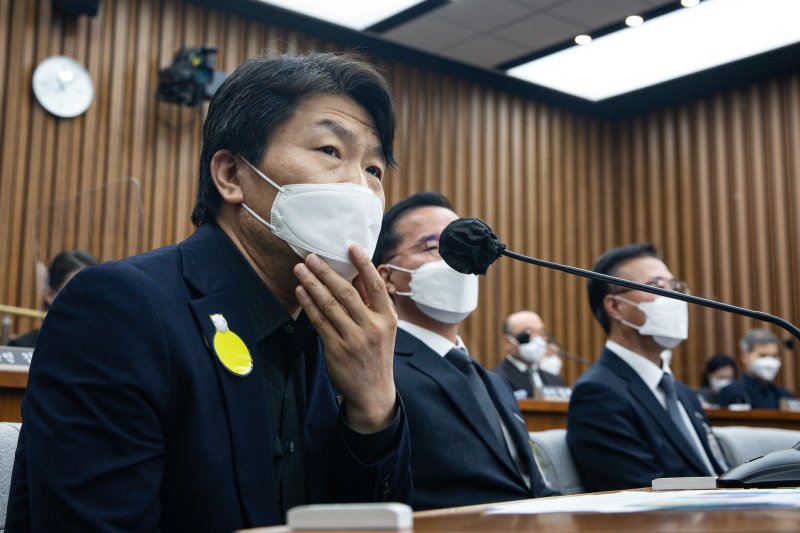 이임재 전 용산경찰서장이 4일 서울 여의도 국회에서 열린 용산 이태원참사 진상규명과 재발방지를 위한 국정조사 1차 청문회에서 의원 질의에 답하고 있다. 2023.1.4/뉴스1 ⓒ News1 유승관 기자