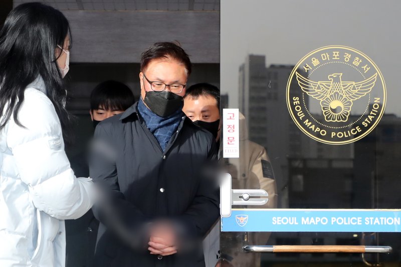 '이태원 참사' 관련 증거인멸교사 혐의를 받고 있는 박성민 전 서울경찰청 정보부장이 13일 오전 서울 마포경찰서에서 검찰로 송치되고 있다. 2022.12.13/뉴스1 ⓒ News1 황기선 기자