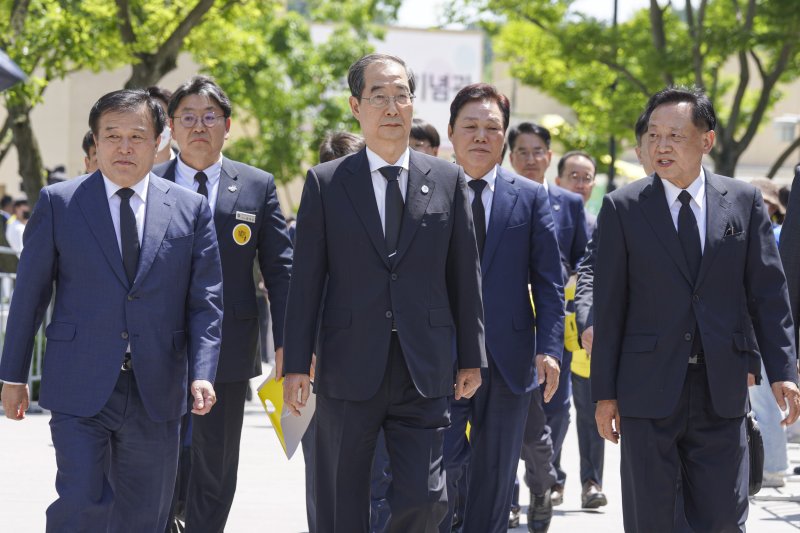 한덕수 국무총리, 노무현 전 대통령 서거 14주기 추도식 참석 (김해=연합뉴스) 김동민 기자 = 한덕수 국무총리가 23일 오후 경남 김해시 진영읍 봉하마을에서 열린 노무현 전 대통령 서거 14주기 추도식에 참석하고 있다. 2023.5.23 [공동취재] image@yna.co.kr (끝) /사진=연합 지면화상