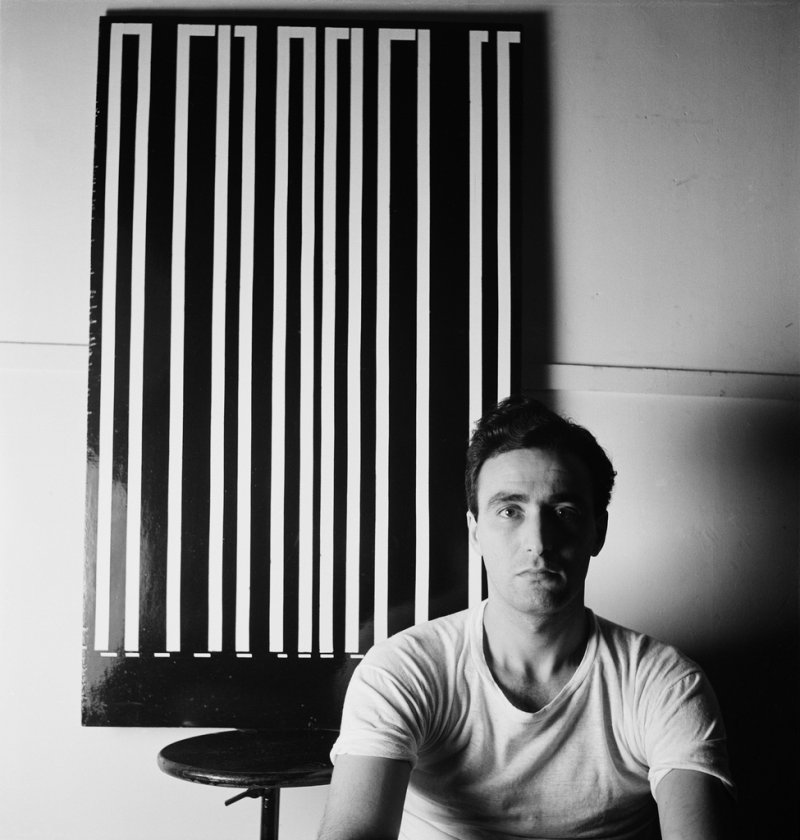 회화부터 영화까지…'현대사진 거장' 윌리엄 클라인 유고전 자신의 추상 작업 앞 윌리엄 클라인 ⓒEstate of William Klein[뮤지엄한미 제공. 재판매 및 DB 금지]