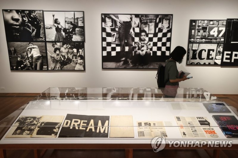 윌리엄 클라인의 뉴욕 윌리엄 클라인의 뉴욕 (서울=연합뉴스) 강민지 기자 = 23일 오후 서울 종로구 뮤지엄 한미에서 해외작가 윌리엄 클라인 첫 유고전 'DEAR FOLKS'간담회가 열리고 있다. 20세기 시각예술의 흐름을 선도한 윌리엄 클라인의 작품세계를 조망하는 전시는 24일부터 9월 17일까지 개최한다. 2023.5.23 mjkang@yna.co.kr (끝)