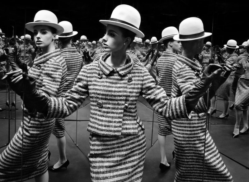 'Antonia and Mirrors, Paris' for Vogue, 1963 ⓒEstate of William Klein[뮤지엄한미 제공. 재판매 및 DB 금지]
