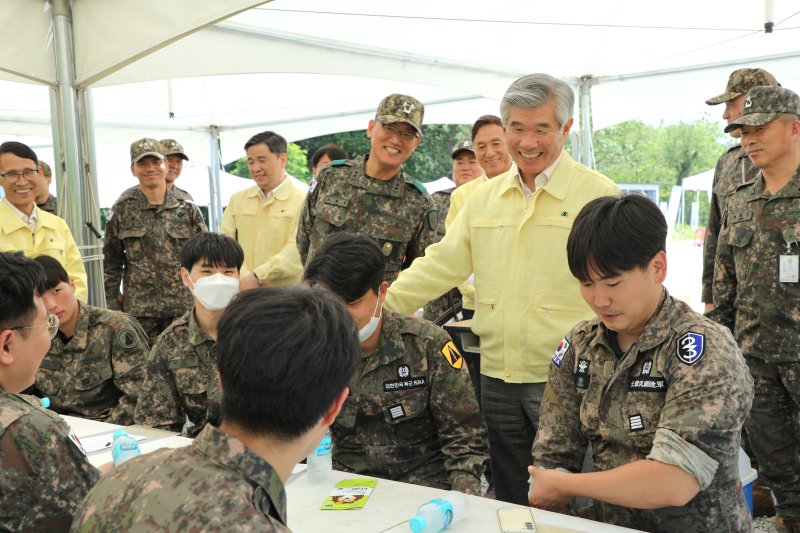 예비군 격려하는 이기식 병무청장. 이기식 병무청장이 23일 광주광역시에 위치한 31사단을 방문해 충무훈련 간 불시 소집훈련에 참여한 예비군을 격려하고 있다. 사진=병무청 제공