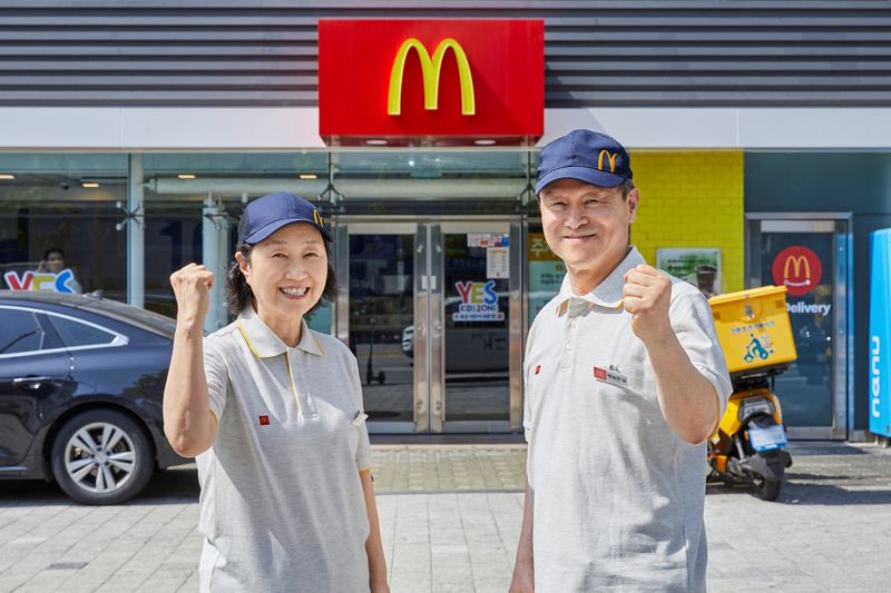 93살까지 맥도날드 매장 쓸고 닦고, 패티 굽겠다는 노부부 [fn이사람]