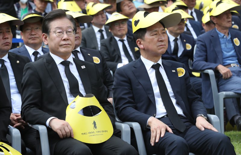 이재명 더불어민주당 대표(왼쪽)와 김기현 국민의힘 대표가 23일 경남 김해시 봉하마을에서 엄수된 노무현 전 대통령 서거 14주기 추도식에 참석해 추도식 영상을 바라보고 있다. 2023.5.23/뉴스1 ⓒ News1 임세영 기자