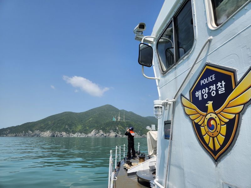 여수해양경찰 경비함정이 누리호 3차 발사를 앞두고 23일 해상안전 관리 활동을 벌이고 있다. 여수해양경찰 제공