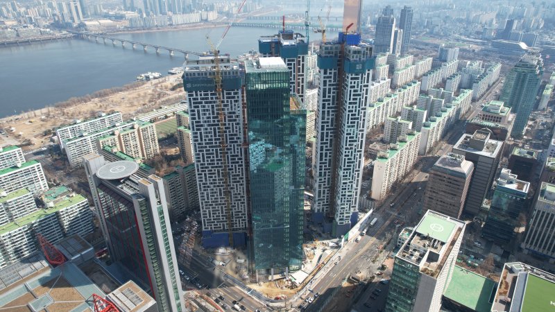 고급 가구·마감재는 기본… 소파에 앉아 ‘3면 한강뷰’ 눈호강 [부동산 어프로치]