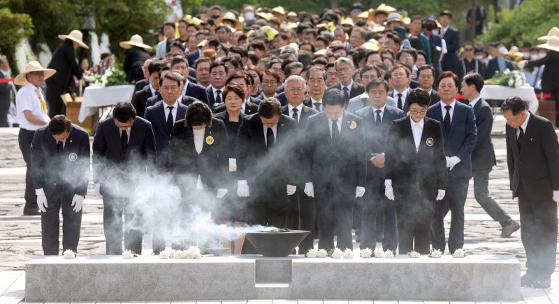 봉하 총출동한 정계…金 "예우·존중의 뜻" 李 "그리움 크다"