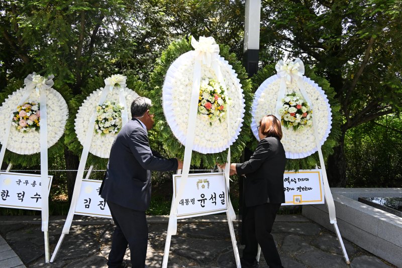 봉하 총출동한 정계…金 "예우·존중의 뜻" 李 "그리움 크다"