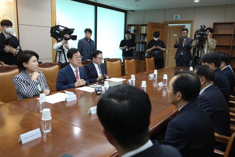 이만희 의원을 비롯한 국회 행정안전위원회 소속 국민의힘 의원들이 23일 오전 경기 과천시 중앙선거관리위원회를 항의 방문해 박찬진 사무총장과 대화하고 있다. 사진=뉴스1