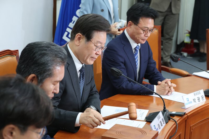 이재명 더불어민주당 대표가 24일 오전 국회에서 열린 최고위원회의에서 개회를 선언하고 있다. 연합뉴스