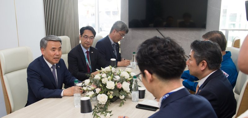 [서울=뉴시스] 이종섭 국방부장관(왼쪽 첫번째)이 23일 말레이시아 LIMA 방산전시회에 참가하고 있는 한국의 방산업체를 방문해 업체 관계자들과 간담회를 실시했다. (사진=국방부 제공) 2023.05.24. photo@newsis.com *재판매 및 DB 금지