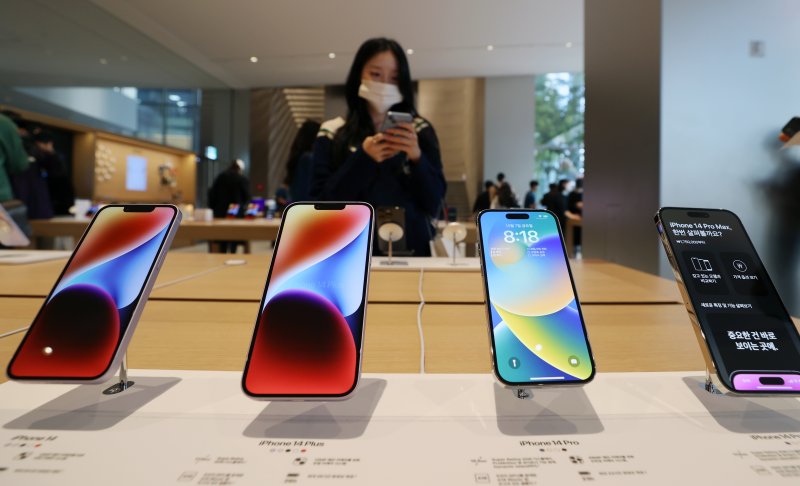 애플의 신작 아이폰14 시리즈 공식 출시일인 지난 2022년 10월 7일 오전 서울 중구 명동 애플스토어에서 고객이 아이폰14 시리즈를 살펴보고 있다. 애플의 아이폰14에는 유기발광다이오드(OLED) 패널이 탑재됐다.