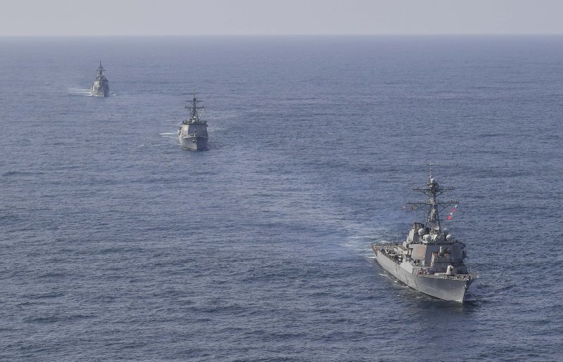 한미 해군과 일본 해상자위대는 고도화되고 있는 북한의 핵·미사일 위협에 대응하기 위한 한미일 해상 미사일 방어훈련을 17일 동해 공해상에서 실시한다고 밝혔다. 사진 앞 함정부터 순서대로 벤폴드함 - 율곡이이함 - 아타고함. 사진=해군