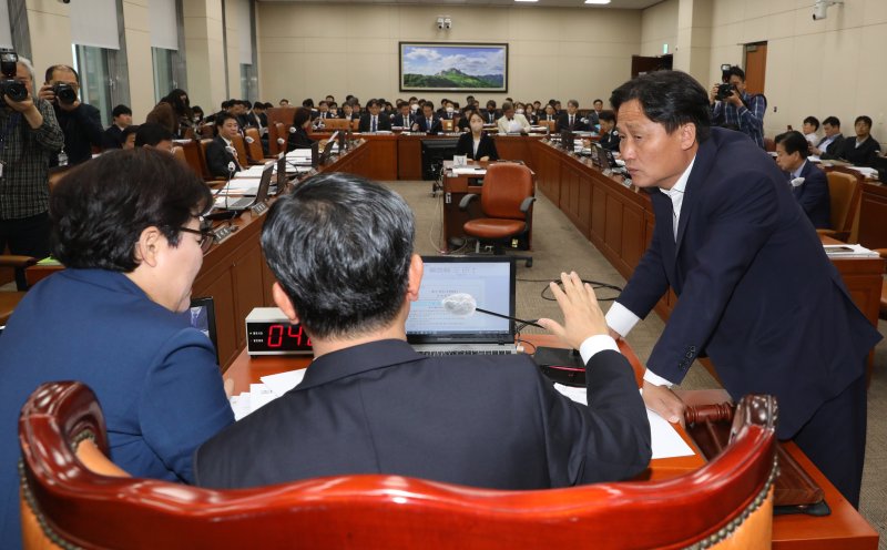 전해철 국회 환경노동위원장이 25일 오전 서울 여의도 국회에서 열린 환경노동위원회 전체회의에서 국민의힘 간사인 임이자 의원, 더불어민주당 간사인 김영진 의원과 대화를 하며 간사 협의를 요청하고 있다. 2023.4.25/뉴스1 ⓒ News1 송원영 기자 /사진=뉴스1