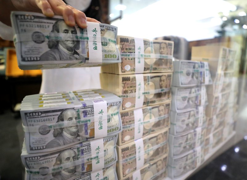 [서울=뉴시스] 김금보 기자 = 달러 강세 속에 엔화 가치가 떨어지고 있는 23일 오후 서울 중구 하나은행 위변조대응센터에서 직원이 달러화를 정리하고 있다. 2022.06.23. kgb@newsis.com