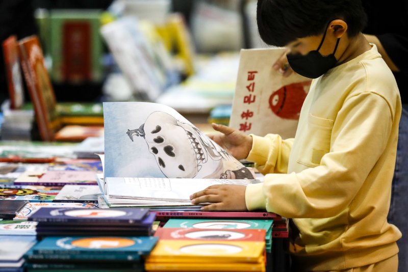 한 어린이가 북마켓에서 책을 살펴보고 있다. /사진=뉴시스
