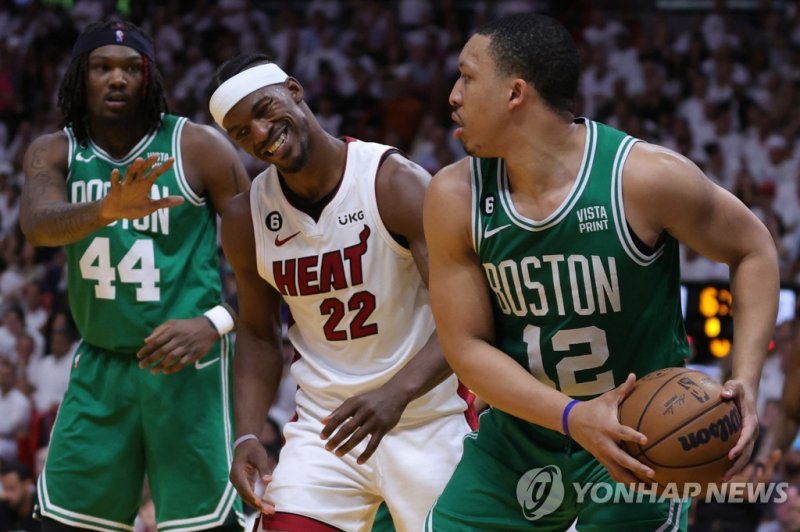 버틀러 '안 풀리네' MIAMI, FLORIDA - MAY 23: Grant Williams #12 of the Boston Celtics controls the ball ahead of Jimmy Butler #22 of the Miami Heat during the fourth quarter in game four of the Eastern Conference Finals at Kaseya Center on May 23, 2023 in Miami, Florida. NOTE TO USER: User expressly acknowl