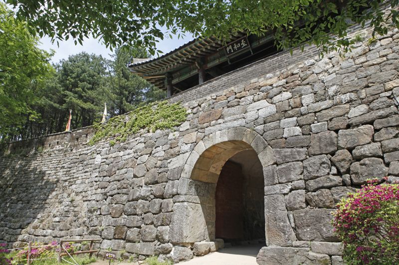 지난 2014년 유네스코 세계유산에 등재된 남한산성은 동명의 소설이나 영화로도 널리 알려져 있다. 남한산성 바깥쪽에서 바라본 남문. 한국관광공사 제공
