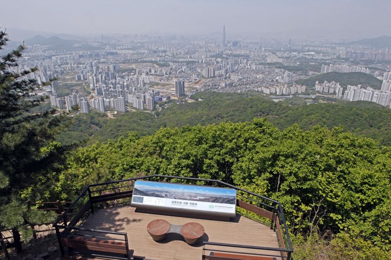 남한산성 서문전망대에 서면 서울 잠실벌이 훤히 내려다 보인다. 가운데 높이 솟아있는 건물이 롯데월드타워다. 한국관광공사 제공