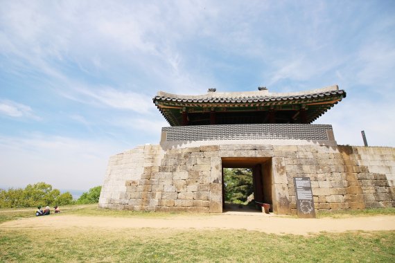 보수와 복원 작업을 거친 충북 청주 상당산성 서문의 현재 모습. 한국관광공사 제공