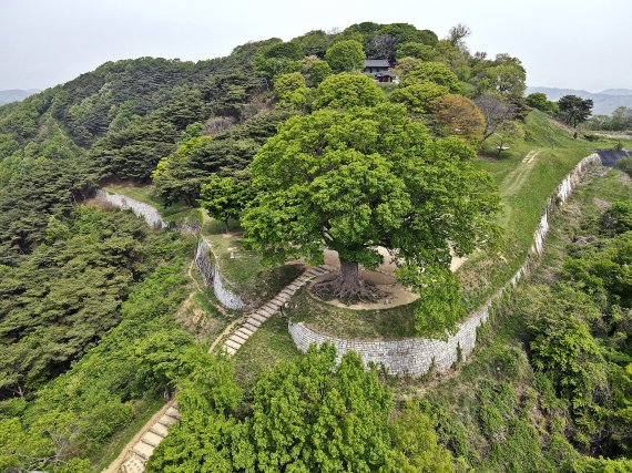 충남 부여 가림성은 6세기에 지어진 백제 성곽이다. 한국관광공사 제공