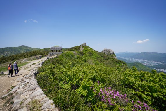 부산 금정산성에서 가장 매력적인 코스는 동문에서 출발해 3망루와 4망루로 이어지는 길이다. 한국관광공사 제공