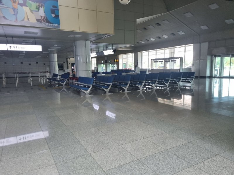 플라이강원이 국제선에 이어 국내선 운항을 중단한 지 닷새째인 24일 양양국제공항 국내선 청사 내부에 적막감이 감돈다. 2023.5.24/뉴스1 윤왕근 기자