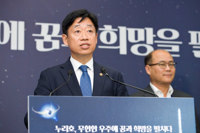 오태석 과학기술정보통신부 제1차관이 24일 오후 전라남도 고흥군 나로우주센터 프레스룸에서 '누리호 3차 발사시각' 관련 브리핑을 하고 있다. 3차 발사는 당초 목표대로 6시24분으로 확정됐다. (과학기술정보통신부 제공) 2023.5.24/뉴스1