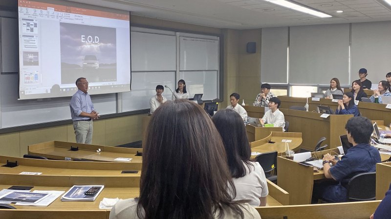 정의선 현대차그룹 회장이 지난 11일 서울 서대문구 연세대학교 경영대학의 한 강의실에서 학생들과 만나 발언하고 있다. 연세대 제공.