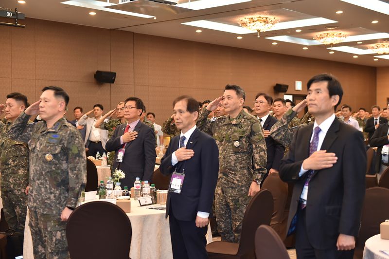 김승겸 합참의장(가운데 뒤), 전 국방위원장 이헌승 의원(가운데 왼쪽), KAIST(한국과학기술원) 이광형 총장 등 제1차 합동군사우주력 발전 세미나 참석자들이 개회에 앞서 국민의례를 하고 있다. 세미나에는 국방부, 합동참모본부, 각군 본부 및 해병대사, 국방대학교, 합동군사대학교, 방위사업청, 국방과학연구소, 국방기술품질원, 한국항공우주연구원, KAIST, 아산정책연구원, 한화시스템 등 군과 산·학·연의 우주 전문가를 포함하여 약 200여 명이 참석했다. 사진=합참 제공