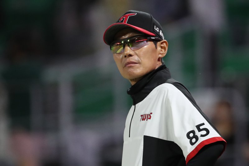 23일 오후 인천 미추홀구 SSG랜더스필드에서 열린 프로야구 '2023 신한 SOL KBO리그' LG트윈스와 SSG랜더스의 경기에서 SSG를 상대로 9대1 승리를 거둔 LG 염경엽 감독이 관중석을 바라보고 있다. 2023.5.23/뉴스1 ⓒ News1 구윤성 기자