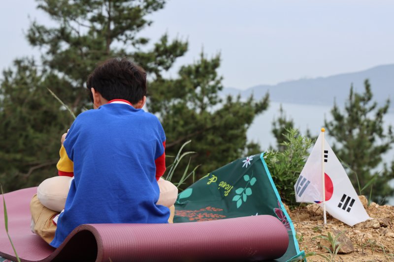 "보고싶었는데…" 한국형 발사체 누리호 3차 발사가 기술적인 문제로 연기된 24일 오후 발사 모습을 지켜보기 위해 전남 고흥 동일면 봉영리를 찾은 어린이가 아쉬워하고 있다. 연합뉴스