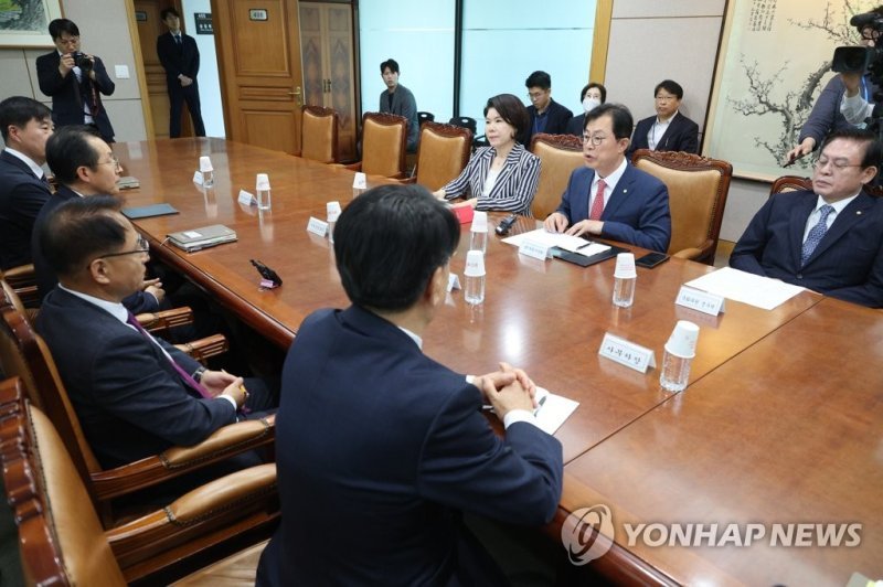 국회 행정안전위원회 여당 간사인 국민의힘 이만희 의원과 정우택·조은희 의원이 북한의 해킹 시도와 사무총장 자녀 특혜 채용 의혹과 관련해 지난 23일 오전 경기도 과천 중앙선거관리위원회를 항의 방문해 박찬진 사무총장, 송봉섭 사무차장 등과 면담하고 있다. 사진=연합뉴스