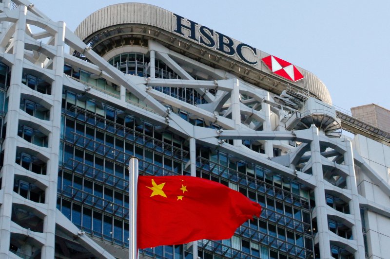 홍콩에 위치한 홍콩상하이은행(HSBC) 본부 앞에 중국 국기가 나부끼고 있다. 뉴스1 제공