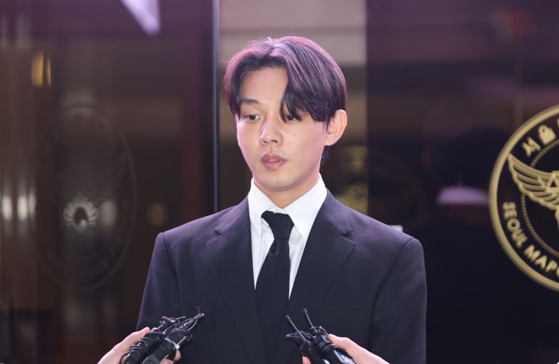 마약 투약 혐의를 받고 있는 배우 유아인이 24일 구속영장이 기각된 뒤 서울 마포경찰서를 나서고 있다./사진=연합뉴스