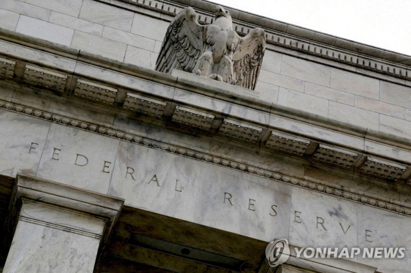 FILE PHOTO: An eagle tops the U.S. Federal Reserve building's facade in Washington, July 31, 2013. REUTERS/Jonathan Ernst/File Photo/File Photo