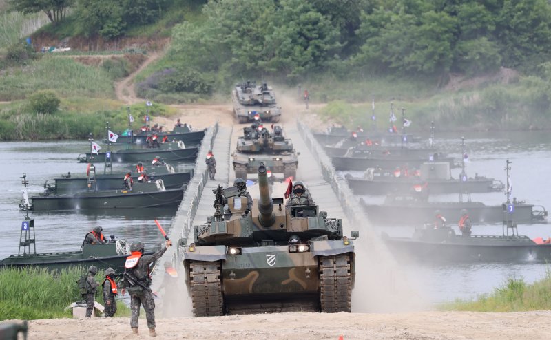 5월 24일 경기 여주시 연양동 남한강 일대에서 육군 제11기동사단 장병들이 도하훈련을 하고 있다. 사진=뉴스1