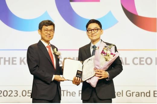 한국음악저작권협회 추가열 회장(오른쪽)은 음악 산업 발전에 기여한 공로를 인정받아 한국의 영향력 있는 CEO에 선정됐다 /사진=한국음악저작권협회